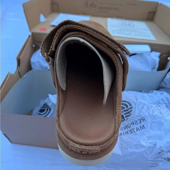 UGG Goldenstar Clog Chestnut - Picture 3 of 5